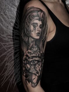 Вкрасили плечо для Ирины. 
Будет рукав со временем)

#татуировка #тату #чернобел…