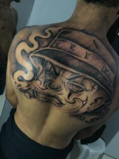 Fechamento de Costa em construção 1/2

#tattoo 
#tatuagemfechamentocosta 
#vira …