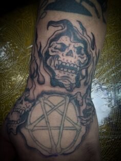 Flaming skull demonic hand work around I did today! thanks nary for the trust !
…