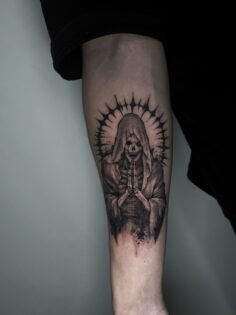 「死神的祈禱」

喜歡類似風格也歡迎預約討論
別忘記案讚加訂閱喔？！

#taiwan #taitung #tattoo  #台南刺青 #黑白線條刺青 #bla…