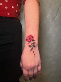 Microrealismo en esta pequeña rosa 
Citas disponibles 


#Rosa #tattoo #colortst…