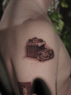 Cuando una etapa termina, algo se transforma.
Este tatuaje simboliza las últimas…