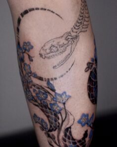 E C D Y S I S

✥

願你在痛苦中蛻變
破壞與再生正是活着的美麗之處
血肉撕裂間長出的勇氣之花
連死亡都只能覬覦

May you rise fr…