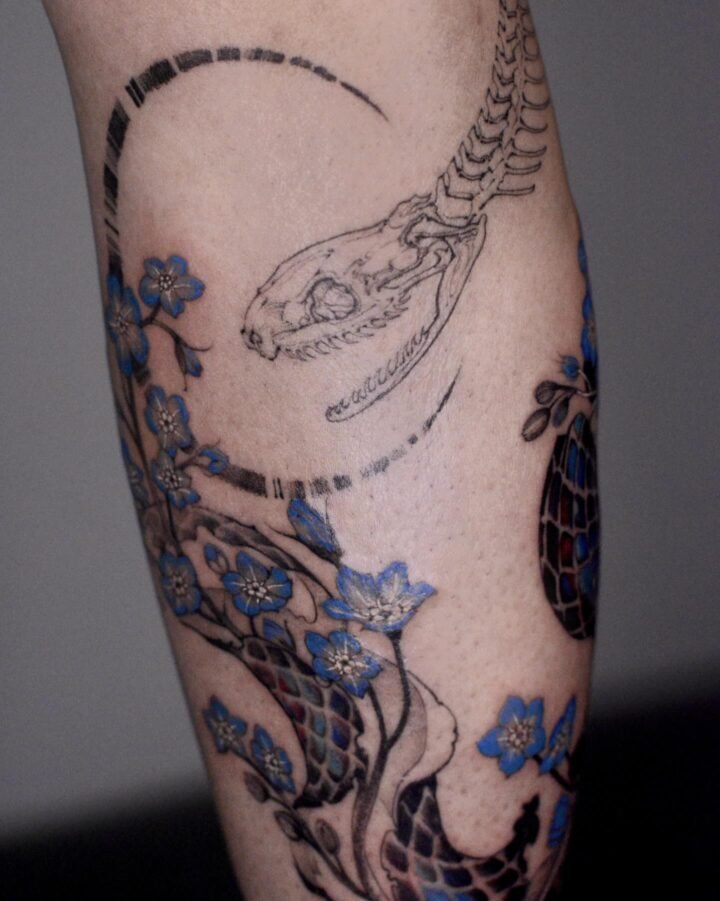 E C D Y S I S

✥

願你在痛苦中蛻變
破壞與再生正是活着的美麗之處
血肉撕裂間長出的勇氣之花
連死亡都只能覬覦

May you rise fr…