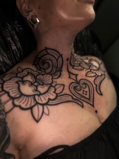 Spicy ornamental floral chest piece!! And she sat like an absolute beast 

.
 
P…