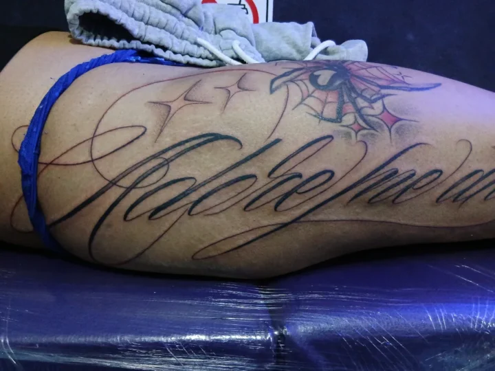 Lettering “Adore me and desire me” sin dolor no cuenta…
•
•
•
•
#tattoo…