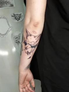 Очередной неизвестный мне персонаж. Помогайте
#татуировка #tattoo #татусалон #Че…