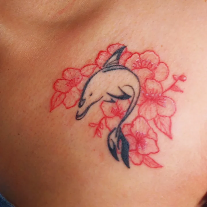 Retocamos este lindo delfín con algunas flores a mano alzada 
.
.
.
.
.
.
. 
#ta…