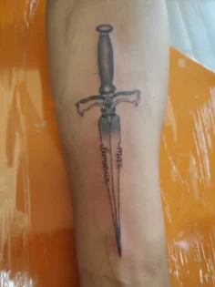 Daga 
Diseño personalizado 
.
.
.
.
.
.
#tattoo #tattooletering #tattooline #fin…