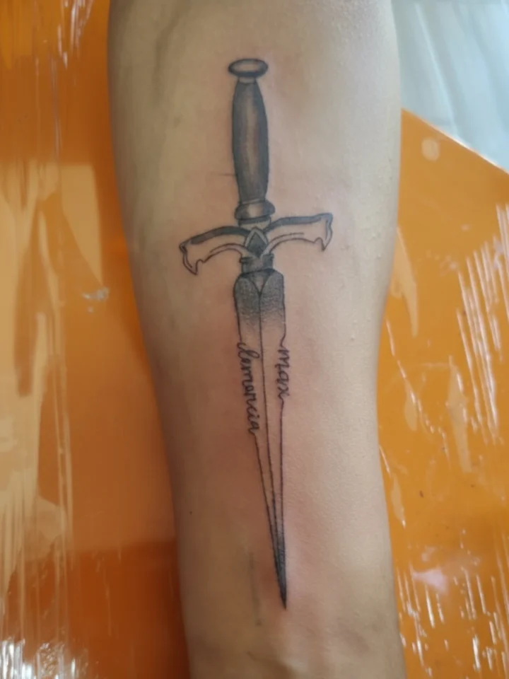 Daga 
Diseño personalizado 
.
.
.
.
.
.
#tattoo #tattooletering #tattooline #fin…