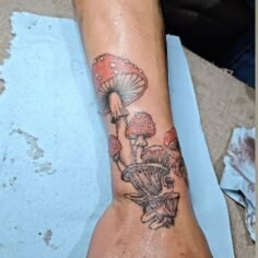 Tatu de hongo algo con un toque de color @luis.89.arsenal

#tattoo #tatuaje #sic…