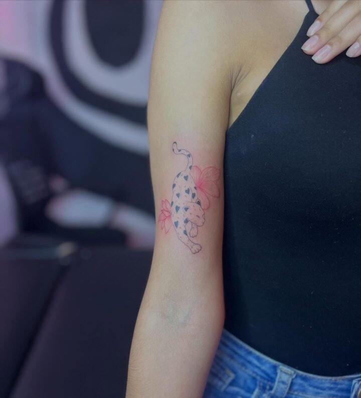 Tatuaje en tinta negra y roja 

#tatuajes #xalapa #tatuadora #fineline #tattoo…