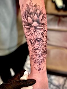 Just an absolutely beautiful floral piece. @inkwellandsons #tattoo #tattooshop #…