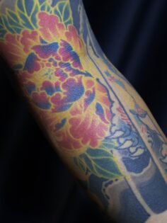 ดอกไม้นานาพรรณ สีสันมากมายกันไป #ikigaiinkstudio #tattoo #japanese…