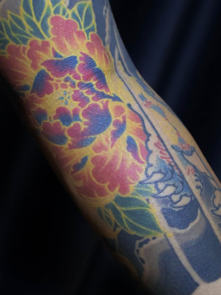 ดอกไม้นานาพรรณ สีสันมากมายกันไป #ikigaiinkstudio #tattoo #japanese…