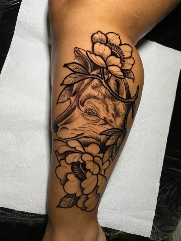 Ontem o papel, hoje a pele. 
Tive o prazer de tatuar essa arte autoral na minha …