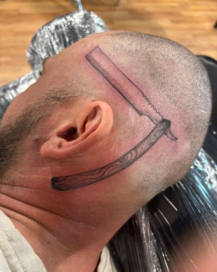 Razor Blade on  the side of the head – Done by Apprentice Nirvana 

@nirvana_tre…