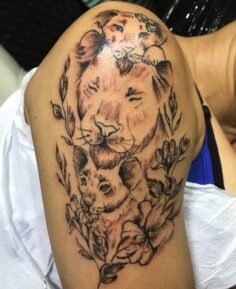 A tatuagem da mãe leoa com seus filhotes representa a força do instinto materno,…