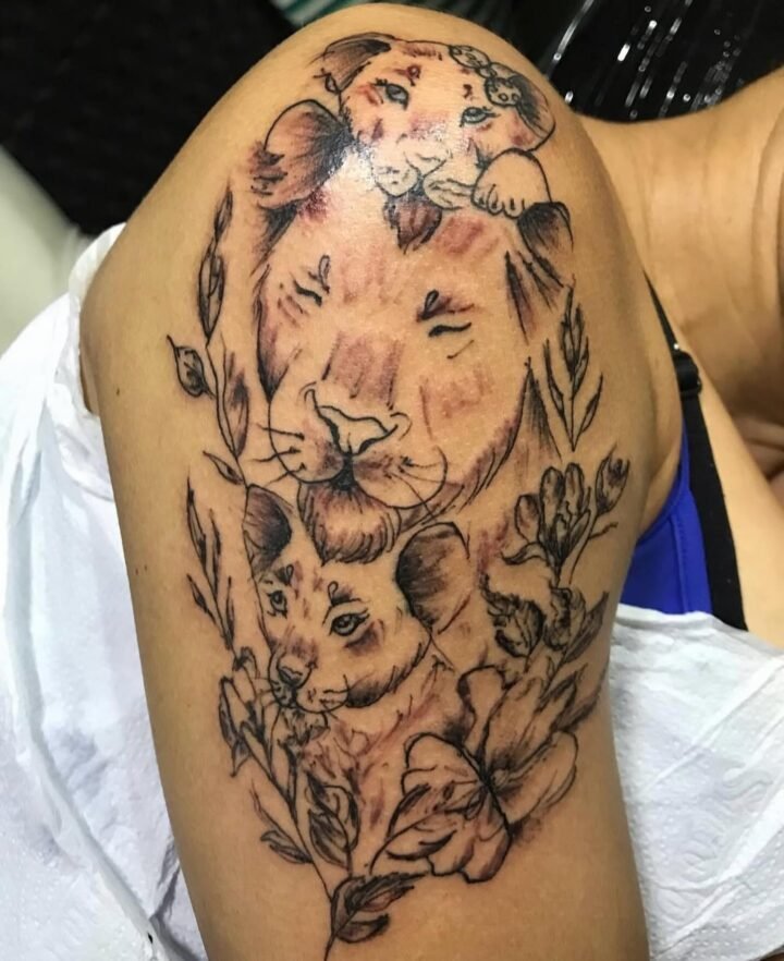 A tatuagem da mãe leoa com seus filhotes representa a força do instinto materno,…